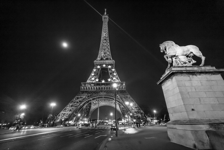 그날 에펠탑이 쏘아올린 조명이 밤 하늘을 갈랐다.JPG